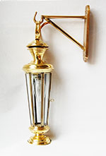 Wall triangular bracket with small Colonial lantern in antique finish
